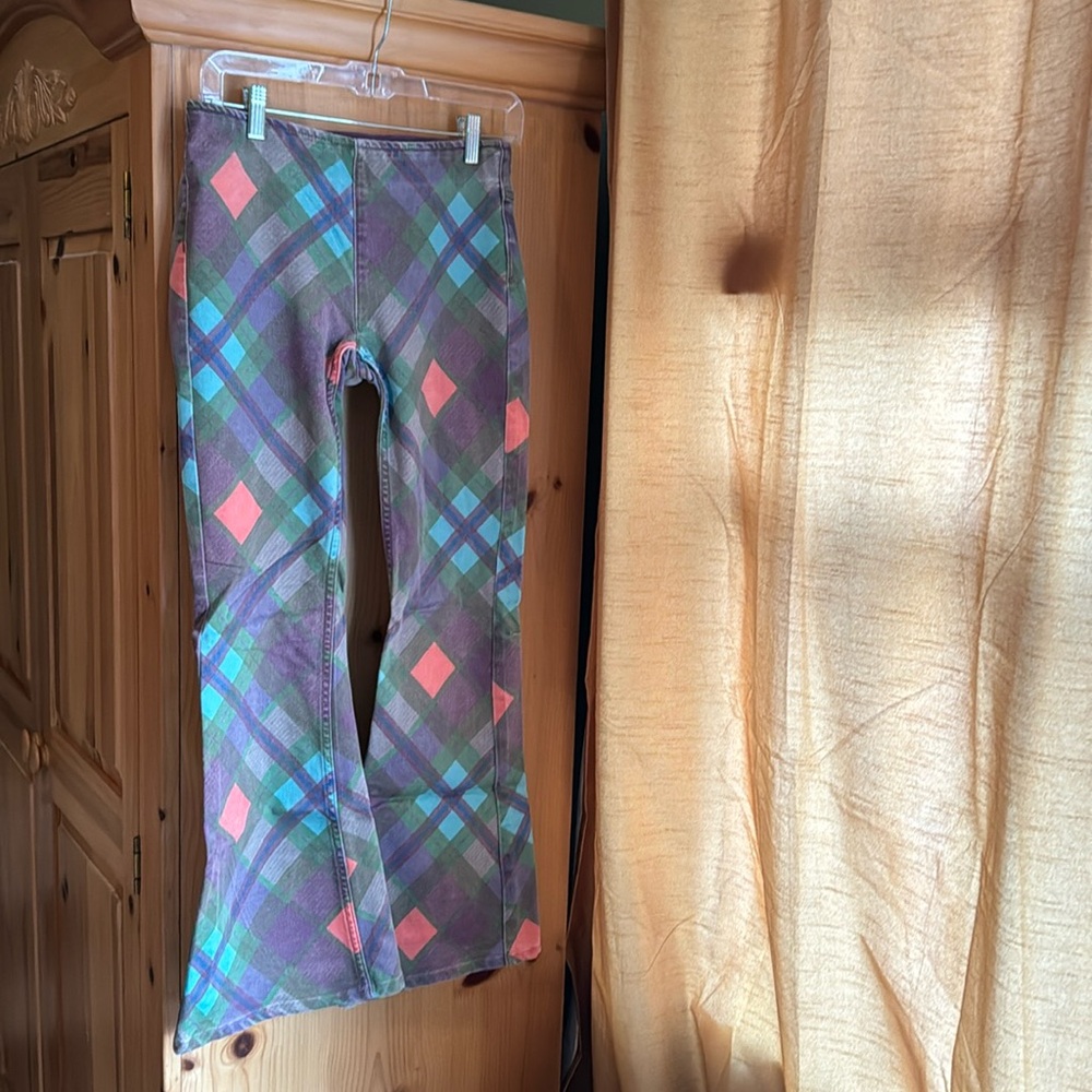 Free People bell bottom stretchy plaid size 26 pants. Super original and fun!!